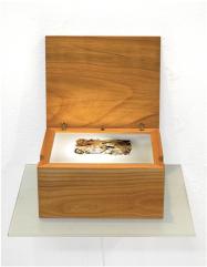Afternoon with Radibratovic�s I. Light box, 22 x 12 x 17,5 cm, handmade paper, 2004. Private collection, Greece
